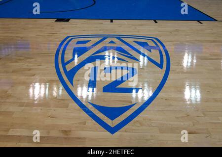 Vista dettagliata del logo PAC-12 a metà campo dopo una partita di pallacanestro NCAA tra UCLA Bruins e Long Beach state 49ers, giovedì 6 gennaio, Foto Stock