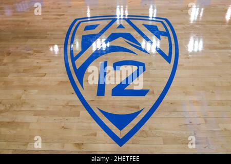 Vista dettagliata del logo PAC-12 a metà campo dopo una partita di pallacanestro NCAA tra UCLA Bruins e Long Beach state 49ers, giovedì 6 gennaio, Foto Stock