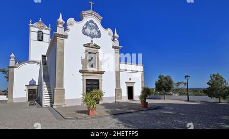 Facciata anteriore bianca-Chiesa principale di Sao Lourenco-Igreja Matriz. Almacil-Algarve-Portogallo-050 Foto Stock