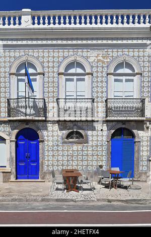 Facciata piastrellata-tre balconi-due piani-porte blu di casa neoclassica. Tavira-Algarve-Portogallo-065 Foto Stock