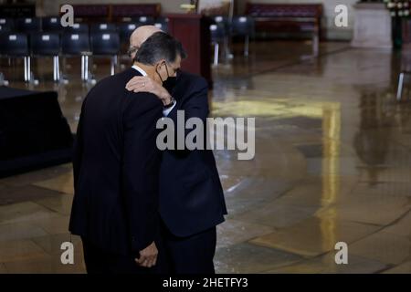 Washington, DC, Stati Uniti. 12th Jan 2022. Il Sen. Patrick Leahy (D-VT) sussurra al Sen. Joe Manchin (D-WV) prima dell'inizio del servizio commemorativo per l'ex leader della maggioranza del Senato Harry Reid nella Rotunda del Campidoglio degli Stati Uniti il 12 gennaio 2022 a Washington, DC. Un democratico, Reid ha rappresentato il Nevada al Congresso per più di 30 anni, otto come leader della maggioranza del Senato. Credit: Chip Somodevilla/Pool Via CNP/Media Punch/Alamy Live News Foto Stock