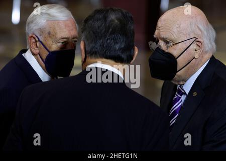 Washington, DC, Stati Uniti. 12th Jan 2022. Il capo della maggioranza della Camera Steny Hoyer (D-MD) (L) e il senatore Patrick Leahy (D-VT) parlano con il senatore Joe Manchin (D-WV) prima dell'inizio del servizio commemorativo per l'ex capo della maggioranza del Senato Harry Reid nella Rotunda del Campidoglio degli Stati Uniti il 12 gennaio 2022 a Washington, DC. Un democratico, Reid ha rappresentato il Nevada al Congresso per più di 30 anni, otto come leader della maggioranza del Senato. Credit: Chip Somodevilla/Pool Via CNP/Media Punch/Alamy Live News Foto Stock