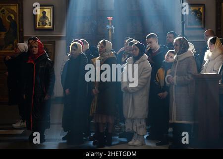 Sviatohirsk, Ucraina. 12th Jan 2022. La gente sta vedendo vestito in stile nazionale ucraino durante il festival annuale tradizionale di Natale dei Carols a Sviatohirsk Lavra (monastero cristiano ortodosso). I festeggiamenti di Natale ucraini iniziano la vigilia di Natale (6 gennaio) e terminano la festa dell'Epifania. Le canzoni o i caroli di Natale ucraini hanno le loro origini nell'antichità, come molte altre tradizioni praticate a Natale. Credit: SOPA Images Limited/Alamy Live News Foto Stock