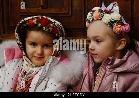 Sviatohirsk, Ucraina. 12th Jan 2022. Bambine vestite in stile nazionale ucraino sono viste durante il tradizionale Festival annuale di Natale di Carols a Sviatohirsk Lavra (monastero cristiano ortodosso). I festeggiamenti di Natale ucraini iniziano la vigilia di Natale (6 gennaio) e terminano la festa dell'Epifania. Le canzoni o i caroli di Natale ucraini hanno le loro origini nell'antichità, come molte altre tradizioni praticate a Natale. Credit: SOPA Images Limited/Alamy Live News Foto Stock