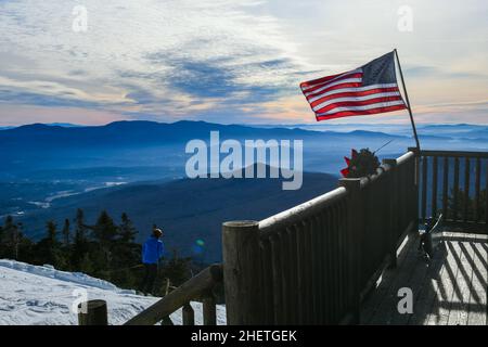 La bandiera americana rinuncia alla casa di pattuglia dello sci nella bella giornata invernale alla stazione sciistica di Stowe Mountain, Vermont. Vista dall'alto con le montagne Foto Stock