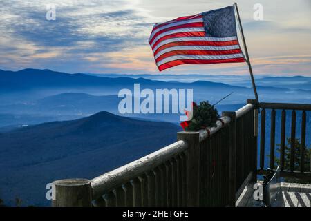 La bandiera americana rinuncia alla casa di pattuglia dello sci nella bella giornata invernale alla stazione sciistica di Stowe Mountain, Vermont. Vista dall'alto con le montagne Foto Stock