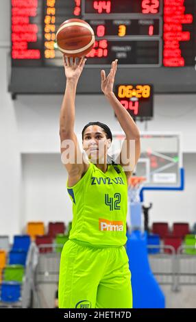 Praga, Repubblica Ceca. 12th Jan 2022. Da sinistra Brionna Jones di USK di Ekaterinburg in azione durante il Basketball Eurolega Women, Gruppo A 11th round game a Praga, Repubblica Ceca, 12 gennaio 2022. Credit: Vit Simanek/CTK Photo/Alamy Live News Foto Stock