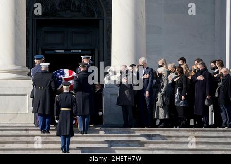 La scrigno del senatore ritardato Harry Reid, a sinistra, arriva al Campidoglio degli Stati Uniti prima di una cerimonia a Washington, DC, Stati Uniti, il mercoledì 12 gennaio, 2022. Reid, il leader democratico della maggioranza del Senato degli Stati Uniti che ha contribuito a implementare l'agenda legislativa del presidente Obama arrotondando i voti per passare Obamacare, è morto a 82 il 28 dicembre. Credit: Al Drago /Pool via CNP /MediaPunch Foto Stock