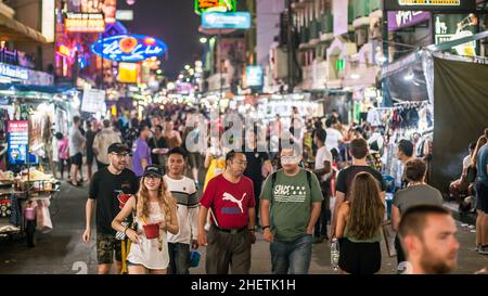 BANGKOK, TAILANDIA - 28. MARZO 2018. Khao San Road è popolare strada dei turisti a Bangkok Thailandia. Foto editoriale notturna Foto Stock