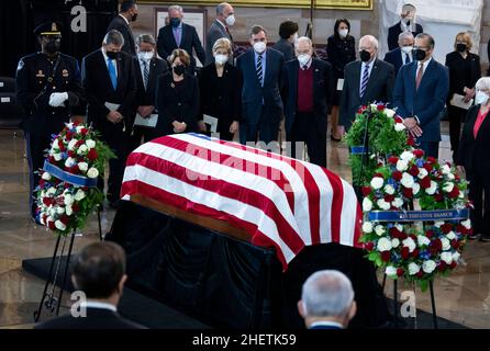 Stati Uniti. 12th Jan 2022. I senatori pagano i rispetti al senatore ritardato Harry Reid, D-Nev., poichè i suoi resti giacciono nello stato nella rotunda del Campidoglio degli Stati Uniti il mercoledì 12 gennaio 2022. Da sinistra ci sono Sens. Joe Manchin, D-W.Va., Gary Peters, D-Mic, Amy Klobuchar, D-Minn., Elizabeth Warren, D-Mass., Mark Warner, D-Va., Chuck Grassley, R-Iowa, Patrick Leahy, D-Vt., John Thune, R-S.D. e Patty Murray, D-Wash. Credit: Tom Williams/Pool Via CNP/Media Punch/Alamy Live News Foto Stock