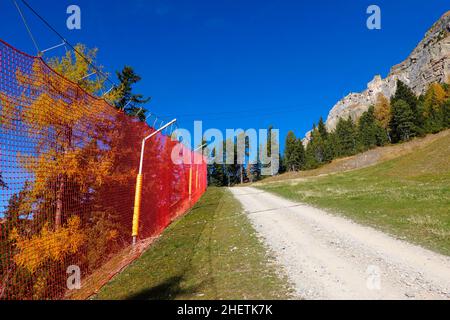 Piste da sci in autunno a Seceda, Dolomiti, Italia Foto Stock