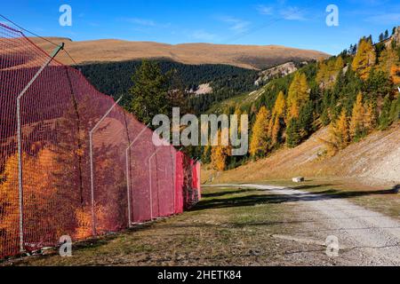 Piste da sci in autunno a Seceda, Dolomiti, Italia Foto Stock