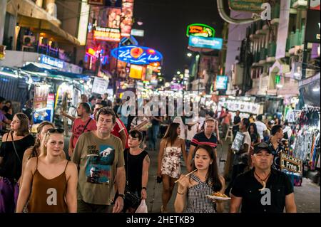 BANGKOK, TAILANDIA - 28. MARZO 2018. Khao San Road è popolare strada dei turisti a Bangkok Thailandia. Foto editoriale notturna Foto Stock