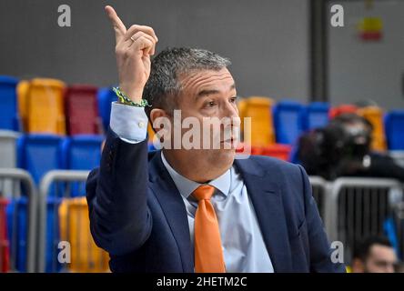 Praga, Repubblica Ceca. 12th Jan 2022. Allenatore di Ekaterinburg Miguel Mendez punti durante il Basketball Eurolega Donne, Gruppo A 11th round game USK Praha vs Ekaterinburg a Praga, Repubblica Ceca, 12 gennaio 2022. Credit: Vit Simanek/CTK Photo/Alamy Live News Foto Stock