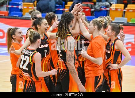 Praga, Repubblica Ceca. 12th Jan 2022. I giocatori di basket di Ekaterinburg festeggiano la vittoria dopo il Basketball Eurolega Women, Gruppo A 11th round game USK Praha vs. Ekaterinburg a Praga, Repubblica Ceca, 12 gennaio 2022. Credit: Vit Simanek/CTK Photo/Alamy Live News Foto Stock