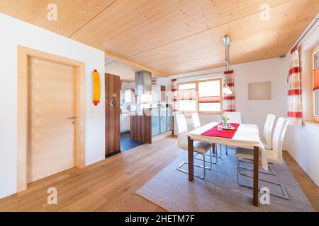 legno caldo fango di cucina e sala da pranzo in casa di legno Foto Stock