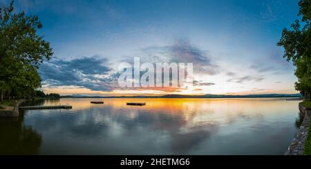 panorama del lago wallersee al tramonto con alberi e nuvole Foto Stock