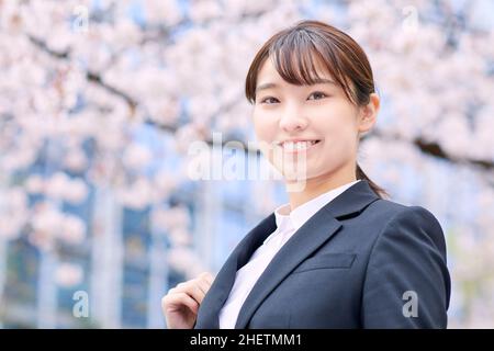 Donna giapponese in abito e fiori di ciliegia Foto Stock