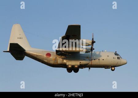 Un velivolo di trasporto Lockheed C130 Hercules con la forza di autodifesa marittima giapponese (JSDF) che vola vicino a Yamato, Kanagawa, Giappone. Foto Stock