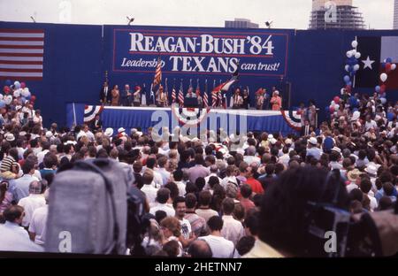 Austin Texas USA,1984: Campagna di rielezione in centro per il preside Ronald Reagan e il vicepresidente George H. W. Bush. ©Bob Daemmrich Foto Stock