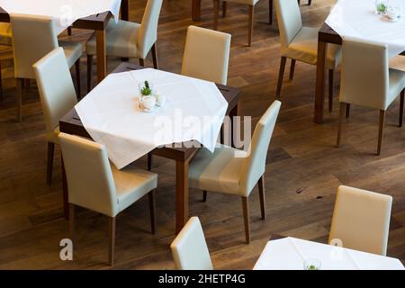 tavolo con sedie in tessuto e pelle su pavimento in legno Foto Stock