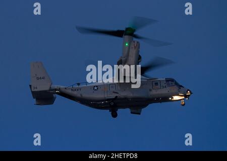 Yamato, Giappone. 26th ago 2021. Un Boeing Bell V22, CMV-22B, Osprey Tilt-Rotor di trasporto aereo con il United States Navy Fleet Logistics Multi-Mission Squadron 30 (VRM-30) che vola sopra Kanagawa, Giappone. (Foto di Damon Coulter/SOPA Images/Sipa USA) Credit: Sipa USA/Alamy Live News Foto Stock