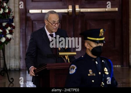 Il leader della maggioranza del Senato Chuck Schumer, D-NY, parla durante un servizio commemorativo per il senatore scomparso Harry Reid mentre si trova in stato al Campidoglio a Washington, mercoledì 12 gennaio 2022. Reid, che ha servito cinque termini nel Senato, sarà onorato Mercoledì in Capitol Rotunda durante una cerimonia chiusa al pubblico sotto COVID-19 protocolli.Credit: Graeme Jennings/Pool via CNP /MediaPunch Foto Stock