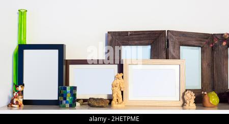 diversi quadri di legno in piedi su scaffale Foto Stock