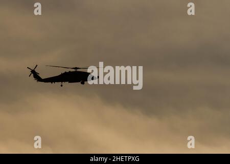 Yamato, Giappone. 25th Feb 2021. Una silhouette di un elicottero US Navy Sikorsky SH-60R Seahawk con il Maritime Strike Squadron 51 contro un cielo nuvoloso e crepuscolo vicino al Naval Air Facility, base aerea Atsugi a Kanagawa, Giappone. (Foto di Damon Coulter/SOPA Images/Sipa USA) Credit: Sipa USA/Alamy Live News Foto Stock