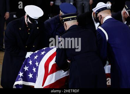 Washington, DC, Stati Uniti. 12th Jan 2022. Una guardia d'onore militare posiziona la scrigno dell'ex Sen. Harry Reid del Nevada nella Rotunda del Campidoglio degli Stati Uniti 12 gennaio 2022 a Washington, DC. Reid, ex leader della maggioranza del Senato democratico del Nevada, morì il 28 dicembre 2021 dopo una lunga battaglia contro il cancro al pancreas. Fu cresciuto in povertà, ma andò a scuola di legge e alla fine divenne uno dei membri più influenti del Senato degli Stati Uniti. Credit: Chip Somodevilla/Pool Via CNP/Media Punch/Alamy Live News Foto Stock