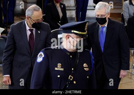 Washington, DC, Stati Uniti. 12th Jan 2022. Il leader della maggioranza del Senato Charles Schumer (D-NY) e il leader della minoranza del Senato Mitch McConnell (R-KY) partecipano alla cerimonia commemorativa per l'ex leader della maggioranza del Senato Harry Reid mentre si trova nello stato del Campidoglio degli Stati Uniti Rotunda il 12 gennaio 2022 a Washington, DC. Un democratico, Reid ha rappresentato il Nevada al Congresso per più di 30 anni, otto come leader della maggioranza del Senato. Credit: Chip Somodevilla/Pool Via CNP/Media Punch/Alamy Live News Foto Stock