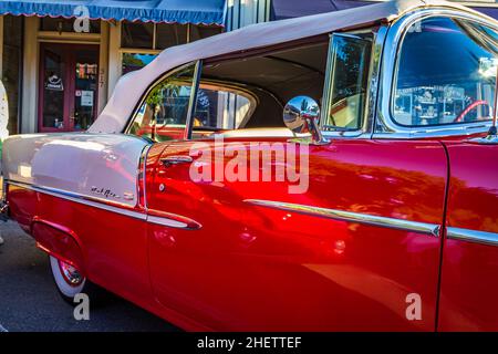 Fernandina Beach, FL - 18 ottobre 2014: Vista laterale ravvicinata in prospettiva bassa di una Chevrolet Belair 1955 convertibile in una classica mostra di automobili a Fernandina Foto Stock