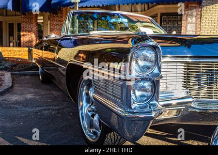 Fernandina Beach, FL - 18 ottobre 2014: Vista dall'angolo anteriore ravvicinata in prospettiva bassa di una Cadillac Coupe de Ville 1965 convertibile ad una vettura classica sho Foto Stock