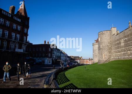 Windsor, Regno Unito. 12th Gennaio 2022. I visitatori che indossano i rivestimenti per il viso arrivano a visitare il Castello di Windsor. Lo spazio aereo intorno al Castello di Windsor sarà limitato Foto Stock