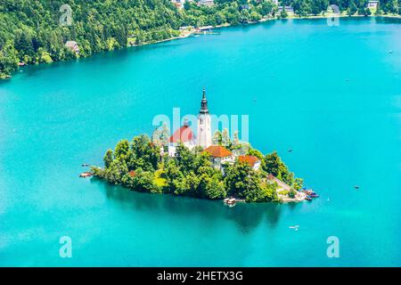 Splendida vista su Julian Alpsa e sul lago Bled con la chiesa di San Marys, Slovenia Foto Stock