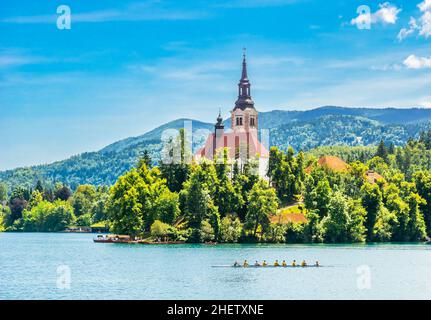 Splendida vista su Julian Alpsa e sul lago Bled con la chiesa di San Marys, Slovenia. Foto di alta qualità Foto Stock