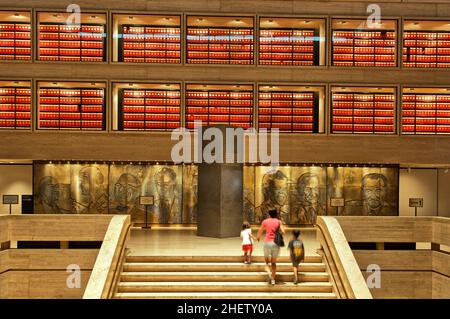 Famiglie che visitano la Great Hall, il Lyndon Baines Johnson 'LBJ' Presidential Library & Museum, Texas. Foto Stock