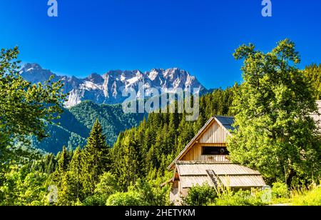 Fienile nelle Alpi slovene vicino a Logarska Dolina Foto Stock