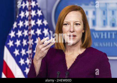 Washington, Stati Uniti. 12th Jan 2022. Il segretario alla stampa della Casa Bianca Jen Psaki risponde alle domande dei media nella Sala Stampa della Casa Bianca a Washington, DC, mercoledì 12 gennaio 2022. Foto piscina di Jim lo Scalzo/UPI Credit: UPI/Alamy Live News Foto Stock