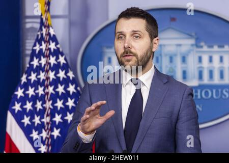 Washington, Stati Uniti. 12th Jan 2022. Il Direttore del Consiglio economico Nazionale Brian Deese risponde alle domande dei media nella Sala Stampa della Casa Bianca a Washington, DC, mercoledì 12 gennaio 2022. Foto piscina di Jim lo Scalzo/UPI Credit: UPI/Alamy Live News Foto Stock