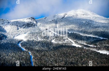 Paesaggio invernale panoramico montagne. Vista dall'alto sulle piste da sci.