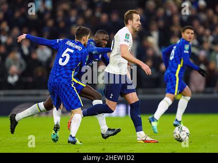 Jorginho di Chelsea, Antonio Rudiger, Harry Kane di Tottenham Hotspur e Thiago Silva di Chelsea (sinistra-destra) in azione durante la semifinale della Coppa Carabao, seconda partita al Tottenham Hotspur Stadium di Londra. Data foto: Mercoledì 12 gennaio 2022. Foto Stock