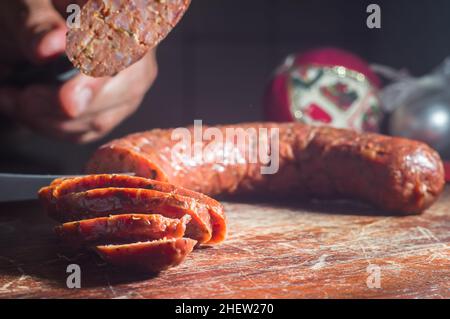 Affettato ​​smoked salsiccia di calabrese in un tavolo di legno, spazio copia Foto Stock