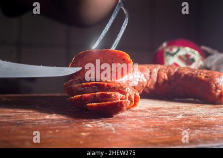 Affettato ​​smoked salsiccia di calabrese in un tavolo di legno, spazio copia Foto Stock