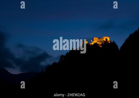 illuminata vecchia rovina sulla cima di una collina di notte Foto Stock