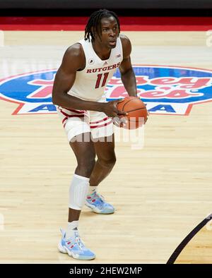 Piscataway, New Jersey, Stati Uniti. 12th Jan 2022. Rutgers Scarlet Knights Center Clifford Omoruyi (11) sembra passare durante la partita tra i nebraska Cornhuskers e i Rutgers Scarlet Knights alla Jersey Mikes Arena di Piscataway, New Jersey, sabato 8 2022 gennaio. Rutgers sconfisse il Nebraska 93-65. Duncan Williams/CSM/Alamy Live News Foto Stock