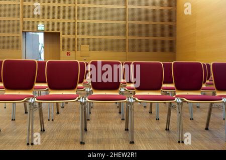 sedie rosse imbottite pronte per sedersi in una sala da concerto Foto Stock