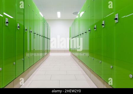 Prospettiva di cassetta di sicurezza verde in una vasca da bagno o piscina Foto Stock