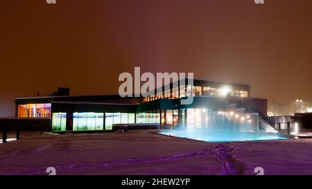 edificio moderno con diversi colori chiari di una piscina di notte in un giorno d'inverno Foto Stock