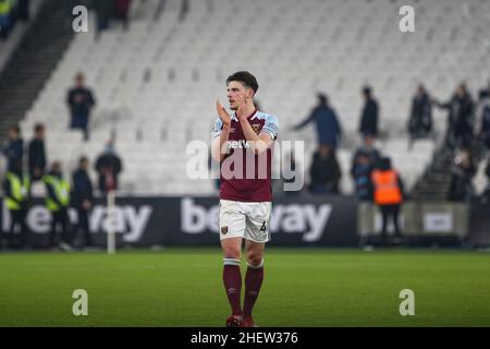 LONDRA, REGNO UNITO. GEN 12th Declan Rice of West Ham United ringrazia i tifosi a tempo pieno dopo la vittoria durante la partita della Premier League tra West Ham United e Norwich City al London Stadium di Stratford mercoledì 12th gennaio 2022. (Credit: Tom West | MI News) Credit: MI News & Sport /Alamy Live News Foto Stock